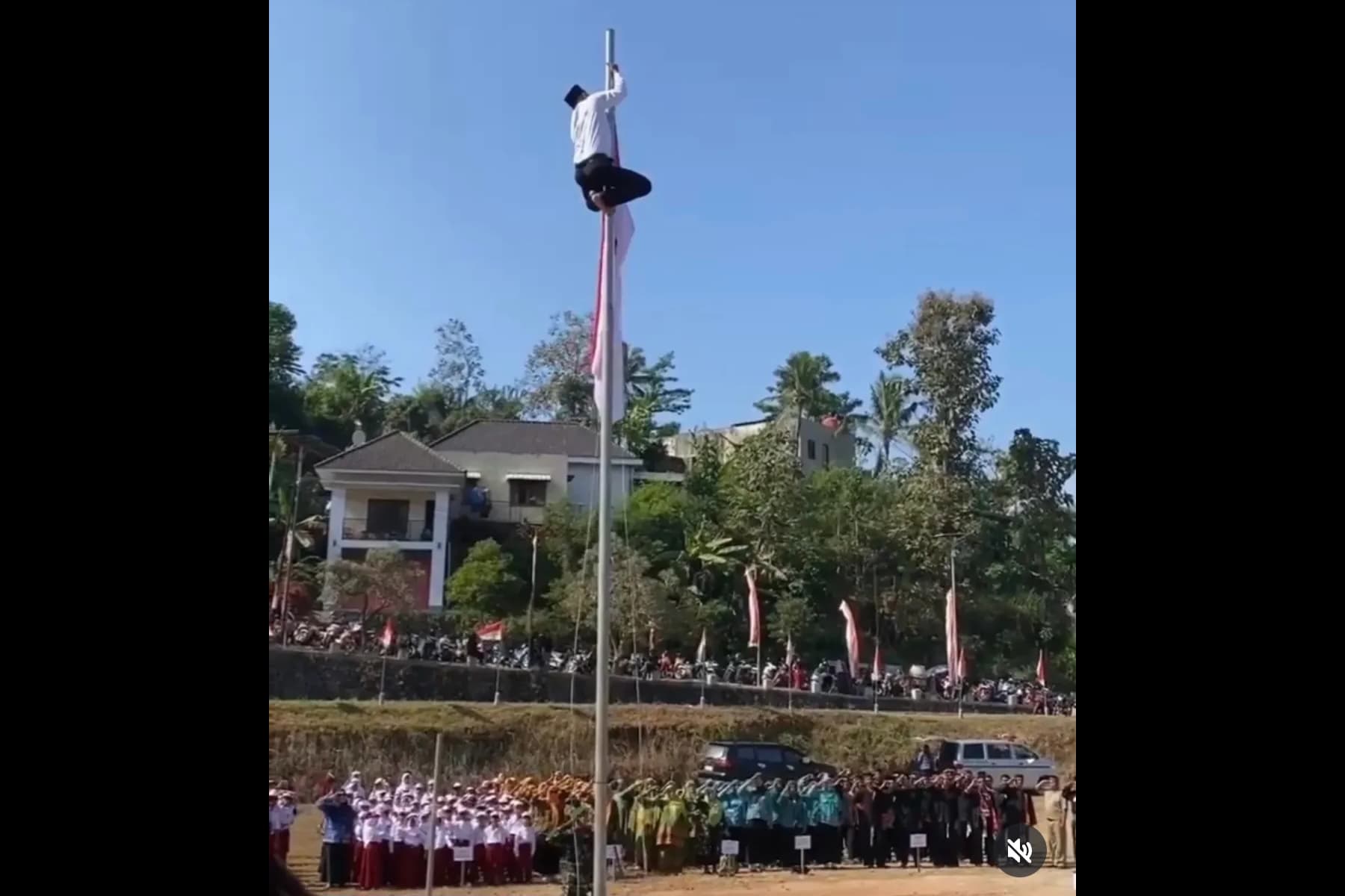 Aksi Heroik Petugas Upacara di Ponorogo, Panjat Tiang Bendera Setinggi 8 Meter Akibat Tali Pengerek Macet, Viral di Media Sosial - Image