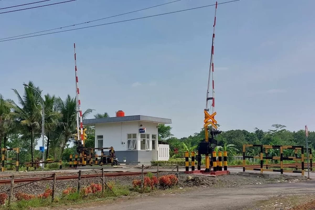 Kemenhub Ingatkan Pengguna Jalan Waspada di Perlintasan Sebidang Kereta Api - Image