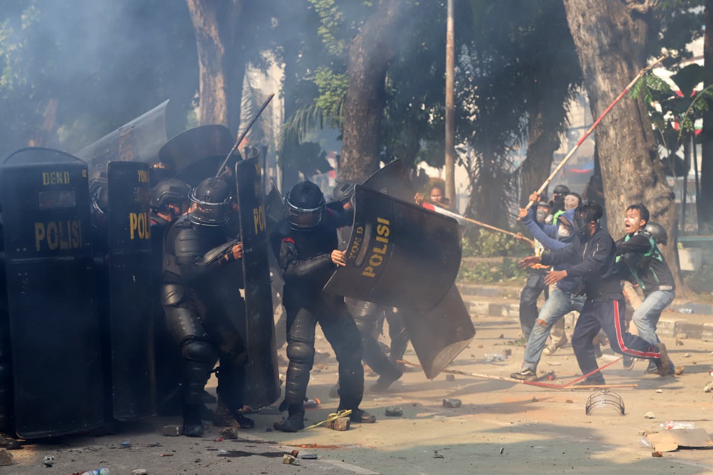 Bantah Tembakkan  Gas Air Mata, Polda DIY Sebut Sumber Suara Ledakan saat Demo Ricuh di Mapolda  Berasal dari Petasan Massa - Image