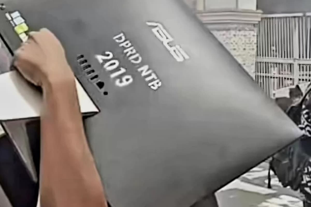 DPRD NTB Dibakar Massa, Gedung Ludes dan Inventaris Dijarah, Kerugian Capai Puluhan Miliar Rupiah - Image