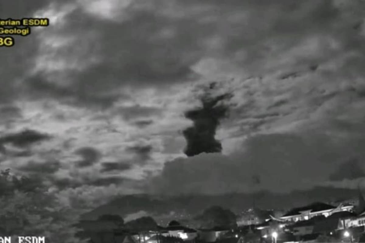 Lontarkan Abu Vulkanik Setinggi 1.200 Meter, Gunung Marapi Sumbar Masih Berstatus Waspada - Image