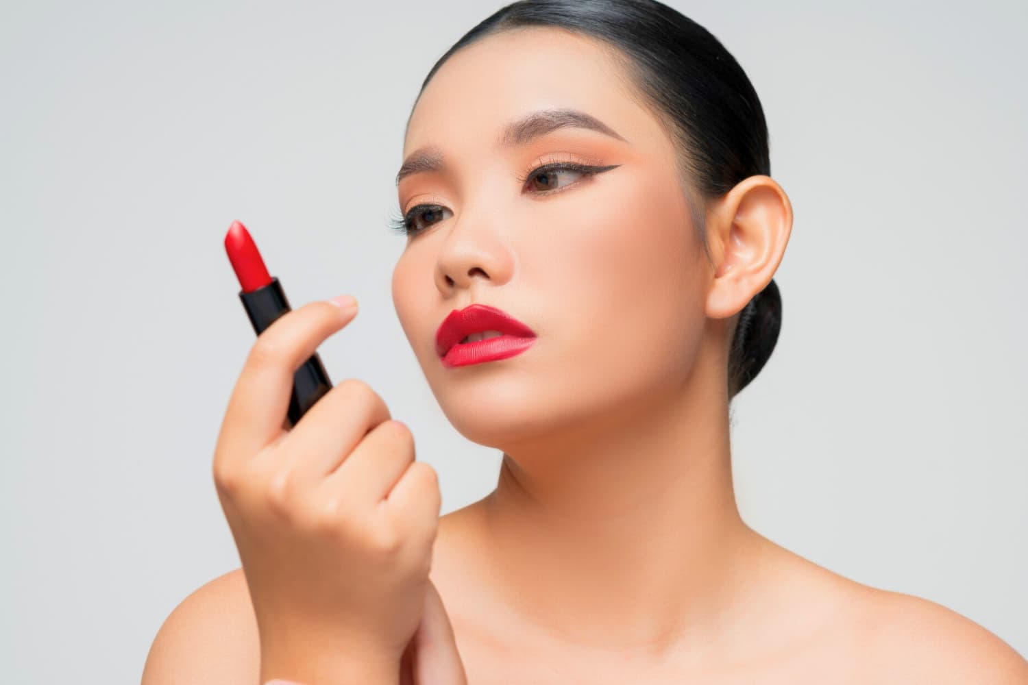  7 Perbedaan Lipstik Matte dan Gloss yang Membantu Memilih Tampilan Bibir Tepat Sesuai Gaya Hidup Harian - Image
