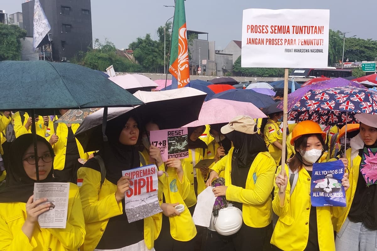 BEM UI Gelar Aksi Unjuk Rasa di Mabes Polri, Tuntut Pidana Seberat-beratnya Pelaku Pembunuh Pelajar di Tual - Image