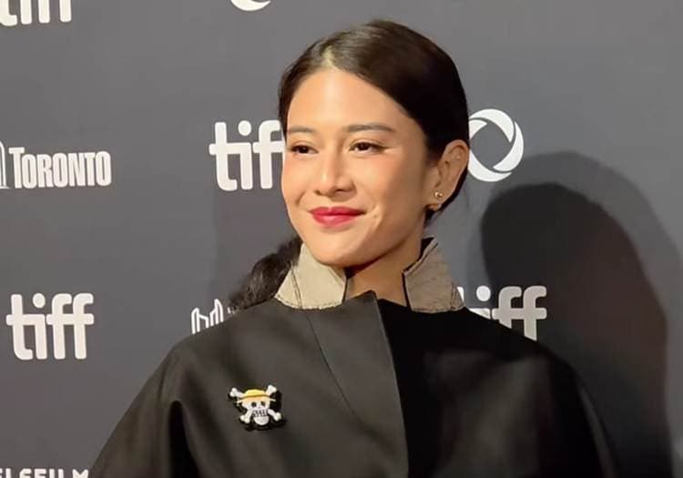 Dian Sastrowardoyo Hadiri Toronto International Film Festival 2025, Tampil Serba Hitam dan Pakai Bros One Piece - Image