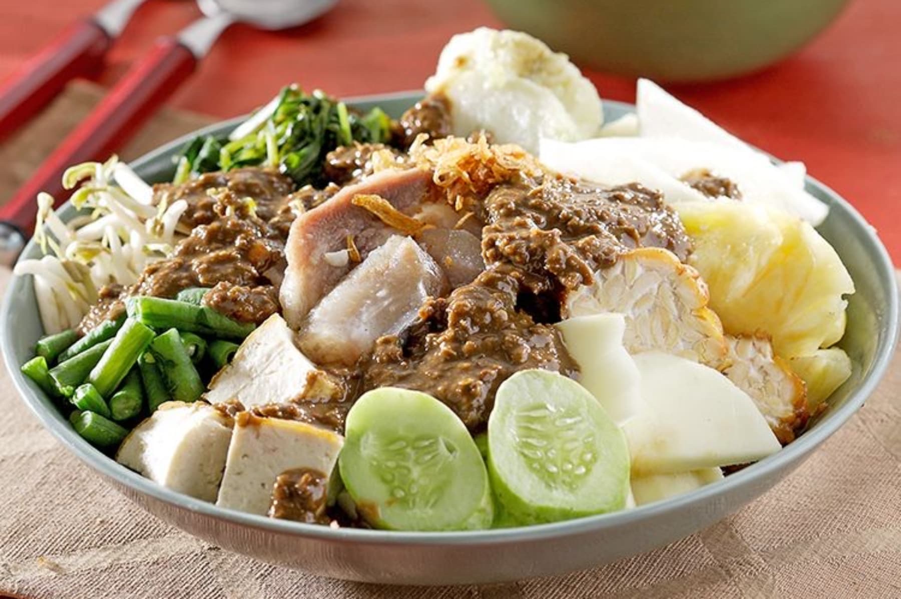 Mengenal Rujak Cingur, Kuliner Khas Surabaya yang Selalu jadi Incaran Wisatawan sekaligus jadi Identitas Budaya Lokal - Image