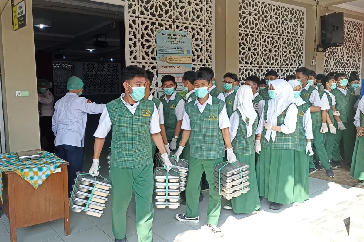 Heboh Surat Pernyataan Ortu Murid Madrasah Terkait MBG, Tidak Tuntut Hukum jika Ada Kasus Keracunan, Kemenag Buka Suara - Image