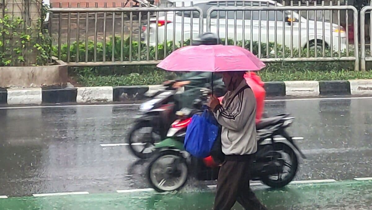 Hujan di Jakarta Ternyata Mengandung Mikroplastik, BRIN: Terdapat Serat Sintetis Ban Kendaraan - Image