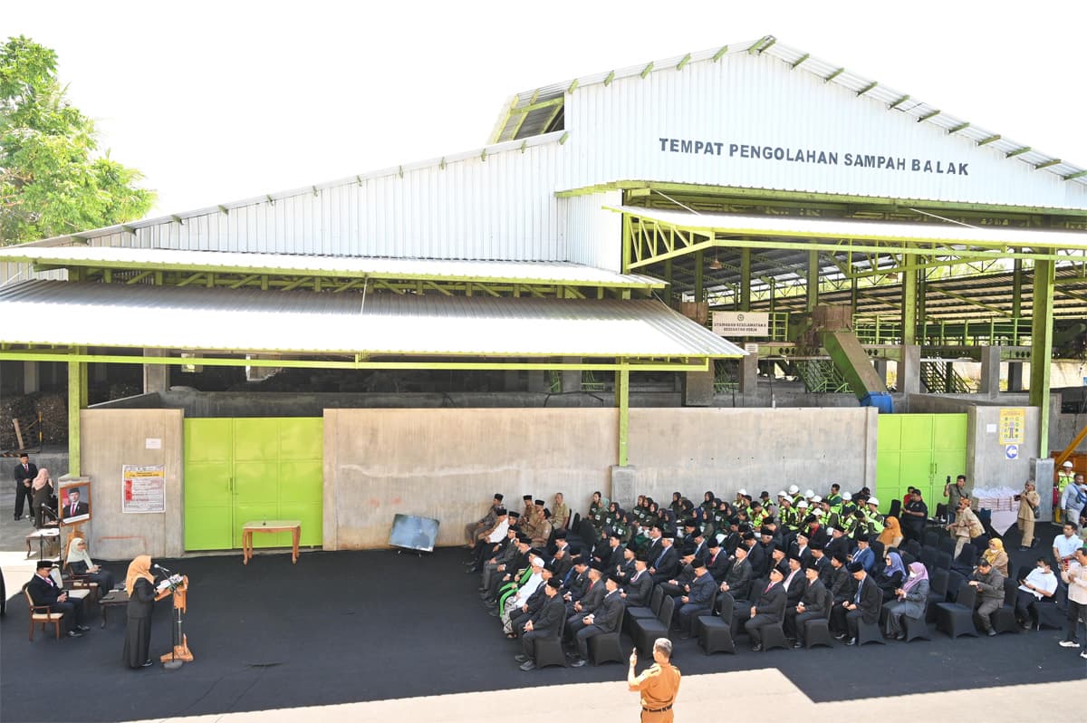Bupati Ipuk Lantik Sekda di Tempat Pengelohan Sampah, Ini Maknanya - Image