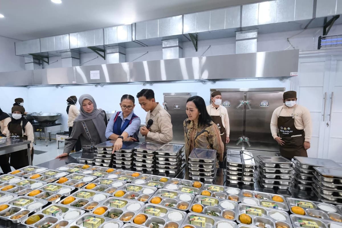 Program MBG Tuai Sorotan, DPR Minta Perlu Evaluasi Menyeluruh untuk Tingkatkan Gizi Anak - Image