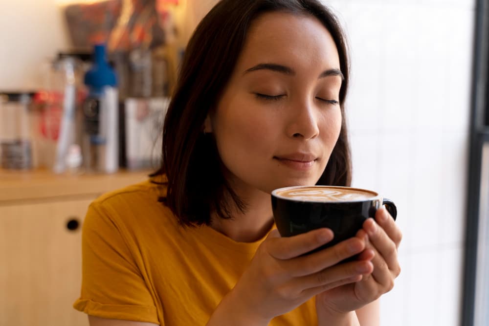 8 Ciri Kepribadian Unik Orang yang Lebih Suka Latte daripada Kopi Hitam - Image
