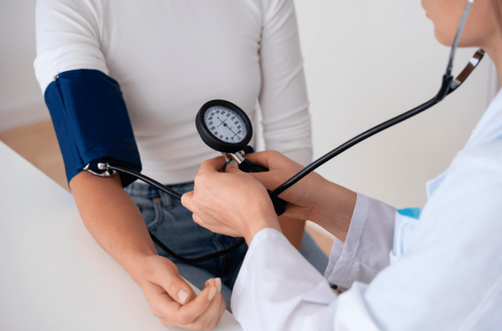 Benarkah Pusing dan Kunang-Kunang Tanda Darah Rendah? Kenali 4 Gejala Hipotensi yang Perlu Diwaspadai - Image