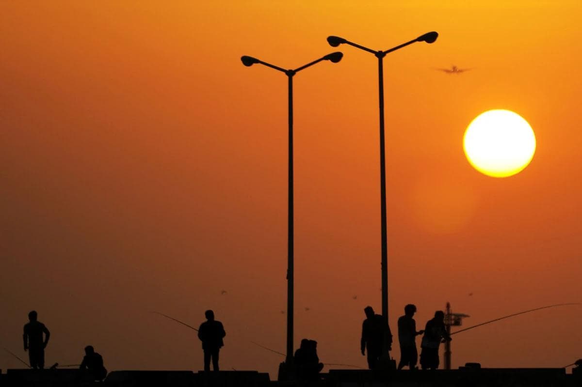  Menikmati Keindahan Pantai Kelan, Spot Sunset Tersembunyi dengan Lintasan Pesawat di Bali - Image