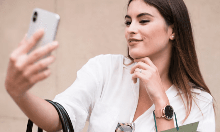 Bahaya Flexing Berlebihan: Simak Cara Menguranginya Supaya Tidak Merembet pada Kondisi Rumah Tangga - Image