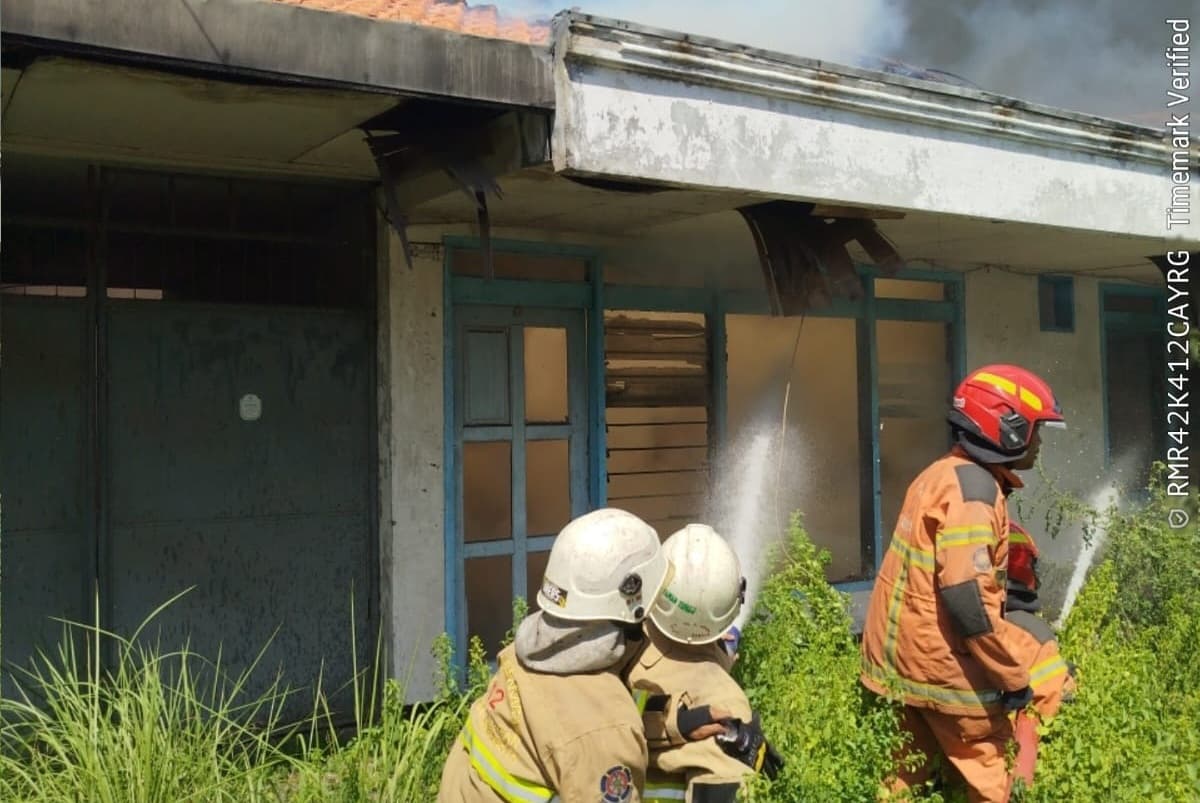 Dua Petugas Damkar Terluka saat Padamkan Kebakaran Rumah Kosong di Surabaya - Image