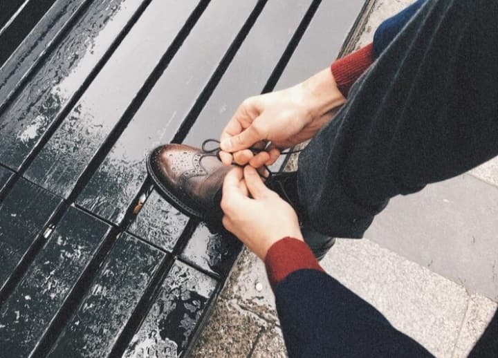 8 Ciri Kepribadian Unggul Orang yang Selalu Melepas Sepatu di Luar Sebelum Masuk Rumah, Kamu Juga Begitu? - Image