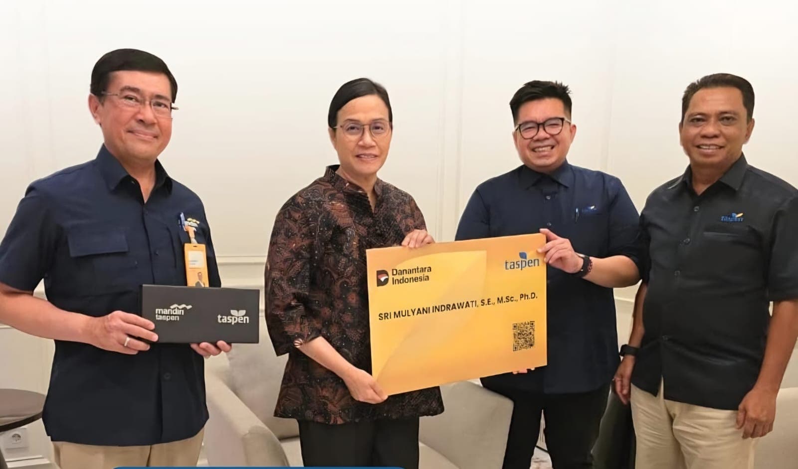 PT Taspen Serahkan Uang Pensiun dan Tabungan Hari Tua untuk Sri Mulyani - Image
