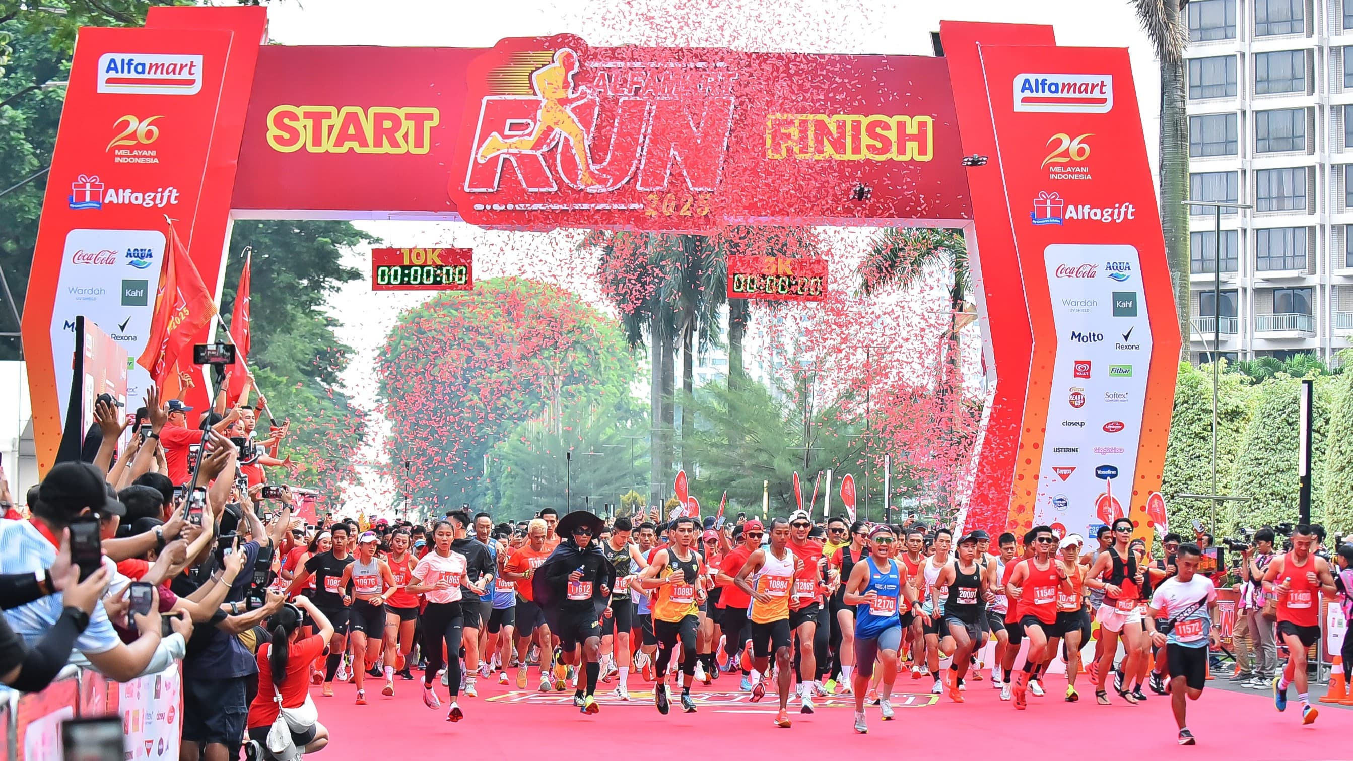 Rikki Simbolon hingga Dwi Tiansi Amankan Gelar Alfamart Run, Ribuan Peserta Bawa Pulang Goodie Bag 40 Kg dan Kembali Pecahkan Rekor Muri - Image