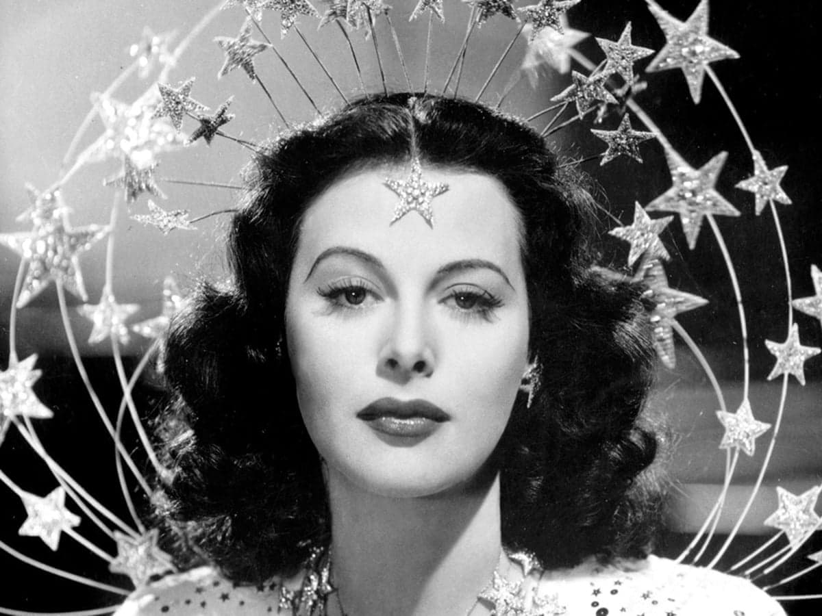 Hedy Lamarr: Aktris Hollywood yang Jadi Pelopor Teknologi Wi-Fi, GPS, dan Bluetooth - Image