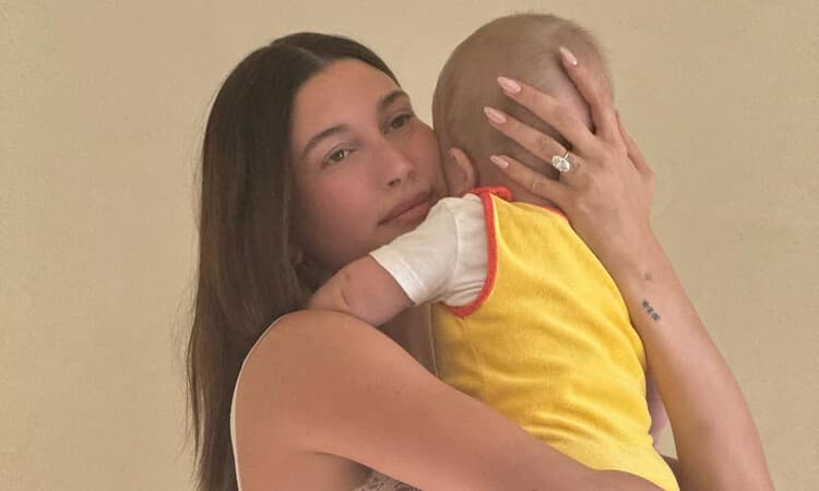 Hailey Bieber Ungkap Cara Seimbangkan Karier dan Peran sebagai Ibu Bersama Putranya Jack Blues - Image