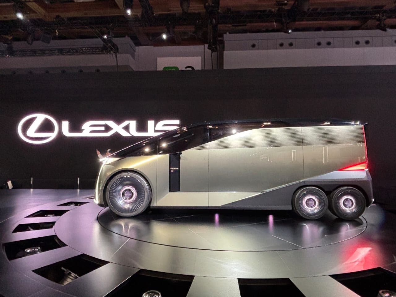 Lexus Buktikan Luxury Bukan Hanya Mobil, Hadirkan Pameran Seni - Image