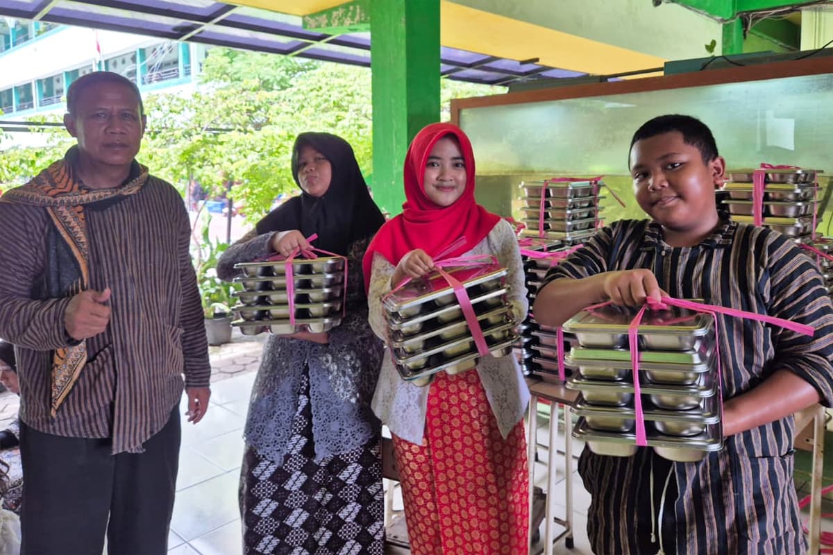 Hampir Setahun Berjalan, Siswa SMPN 13 Surabaya Tak Pernah Bosan Menanti MBG - Image