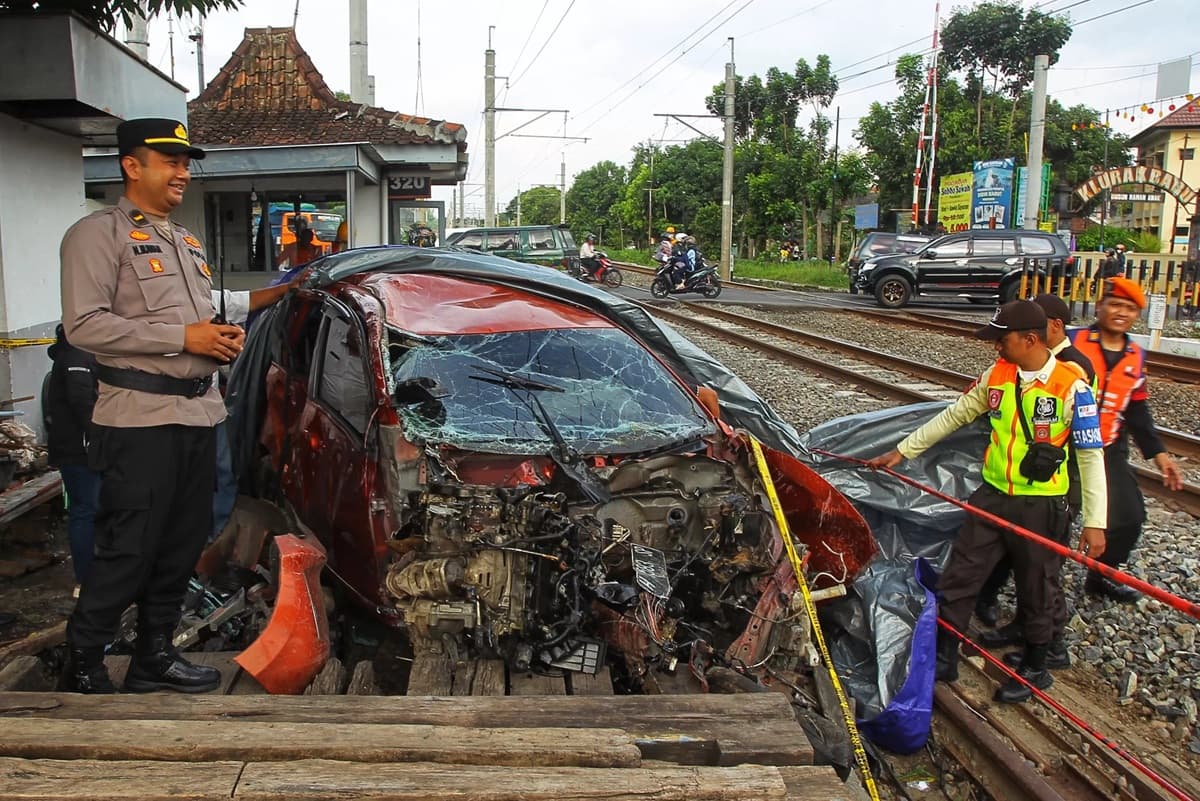 Tiga Tewas, Enam Luka dalam Tabrakan Maut KA Bangunkarta di Prambanan - Image