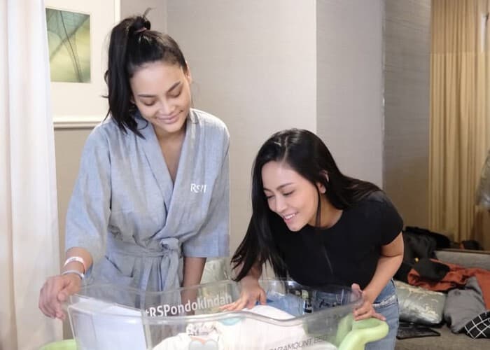  Reaksi Mengejutkan Rachel Vennya saat Erika Carlina Umumkan Kehamilannya, Sempat Dikira Tumor! - Image