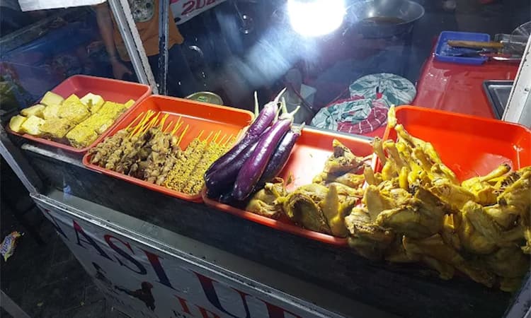 Rekomendasi Pecel Lele Terenak di Bekasi, Pas Untuk Santap Malam    - Image