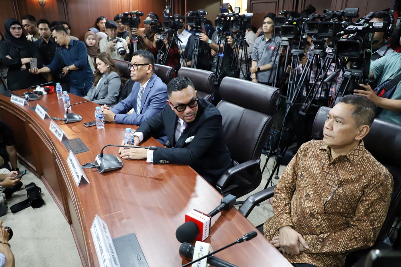 Sempat Dicopot, Ahmad Sahroni Kembali jadi Wakil Ketua Komisi III DPR - Image