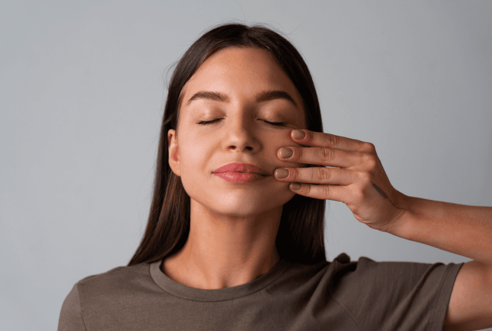 Rahasia Awet Muda Alami dengan Face Yoga: Latihan Wajah untuk Kulit Kencang dan Bercahaya - Image