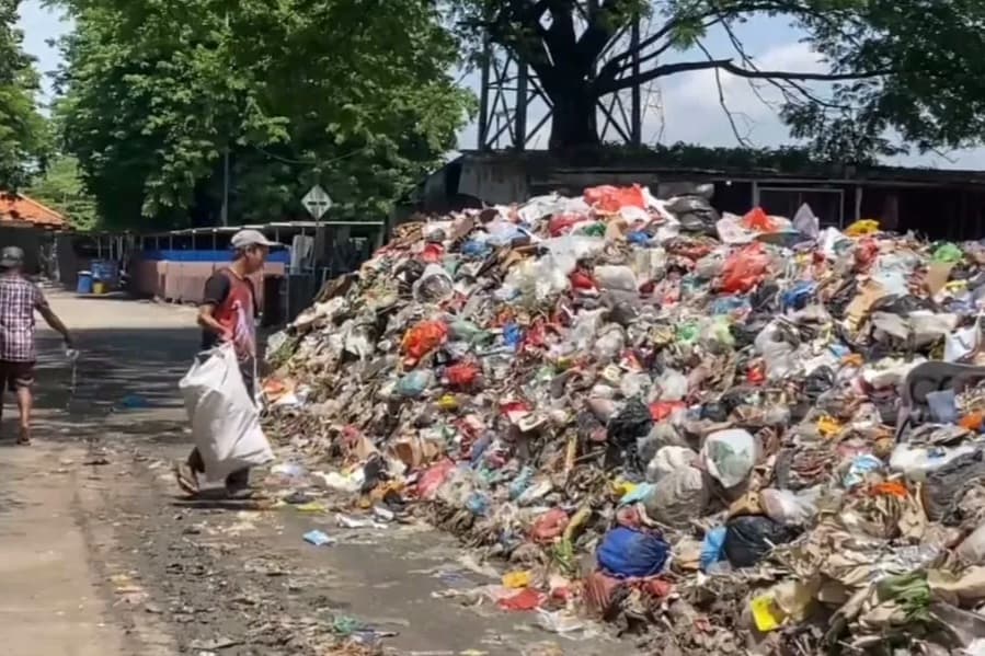 Musim Hujan, Volume Sampah di TPA Jabon Sidoarjo Naik Drastis hingga 600 Ton per Hari - Image