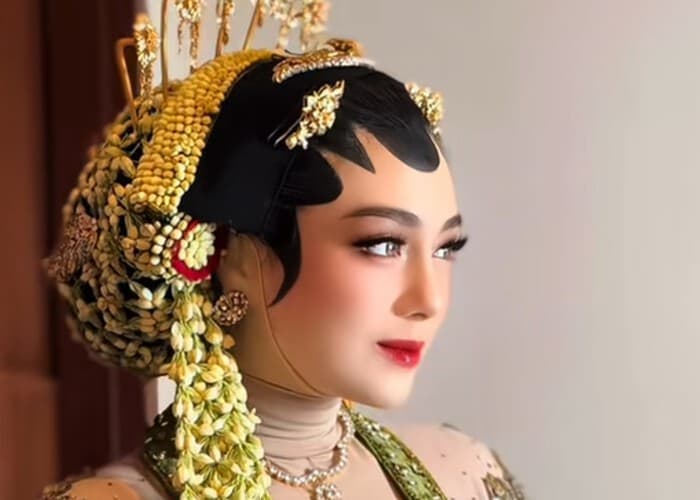 Celine Evangelista Tampil Mempesona dengan Paes Hijab Jawa di Gala Premiere Film Dayang Wingit Malam Jumat Kliwon - Image