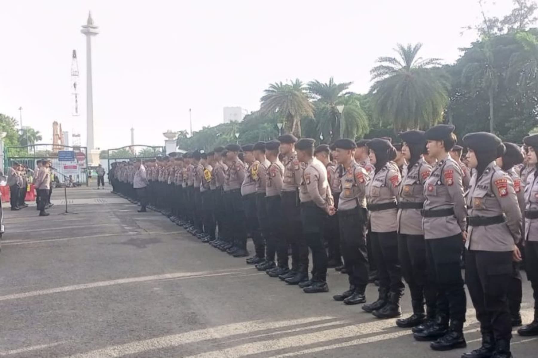 Polres Jakpus Kerahkan 1.895 Personel Gabungan, Amankan Demo Buruh hingga RUU KUHAP - Image