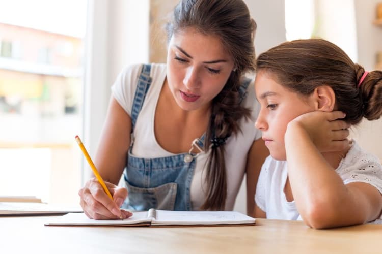 Orang Tua yang Menerapkan Pola Parenting Helikopter Biasanya Memiliki 7 Perilaku Ini, Menurut Psikologi - Image