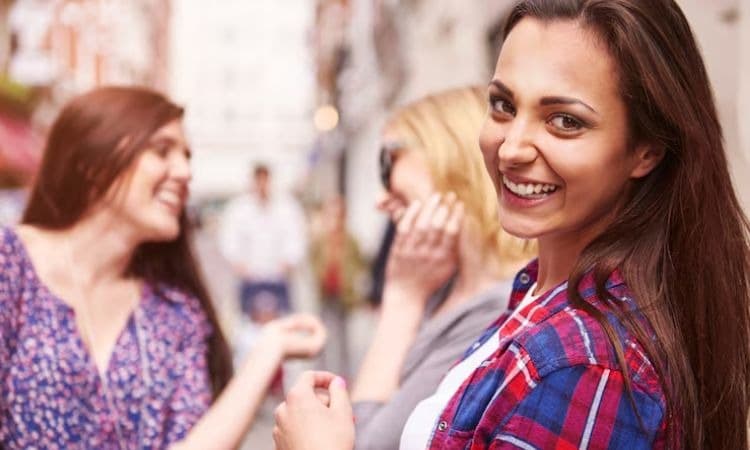 4 Perilaku People Pleaser dan Controlling yang Diam-diam Racuni Hubungan, Wajib Tahu! - Image