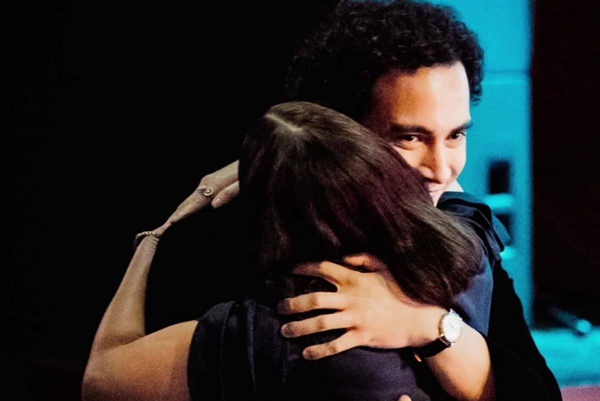 Prilly Latuconsina Langsung Peluk Omara Esteghlal Usai Diumumkan Menang FFI 2025 - Image