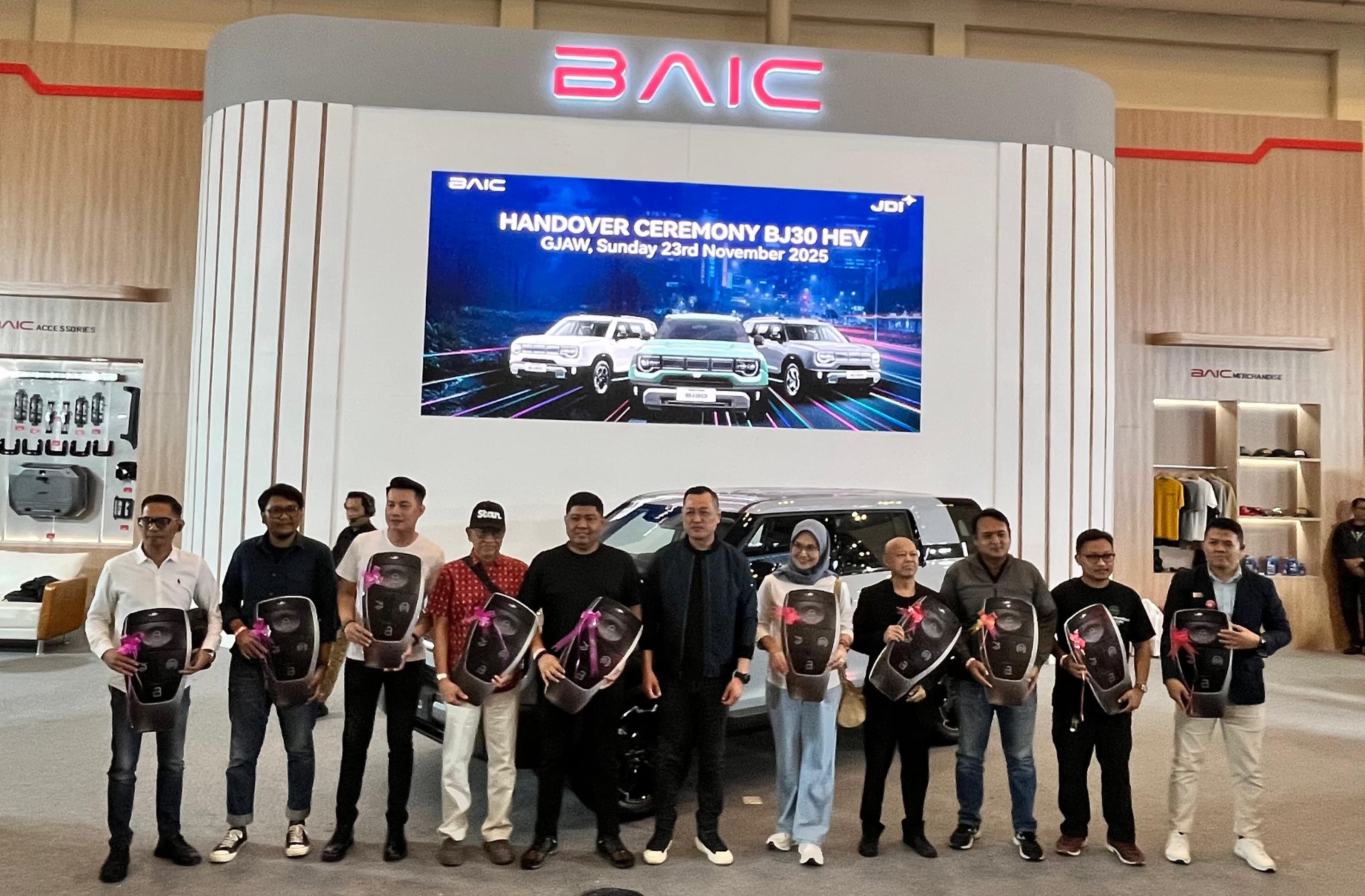 Catat Lebih dari 200 SPK sejak Juli, 100 Unit BAIC BJ30 Hybrid Batch Pertama Meluncur ke Konsumen  - Image