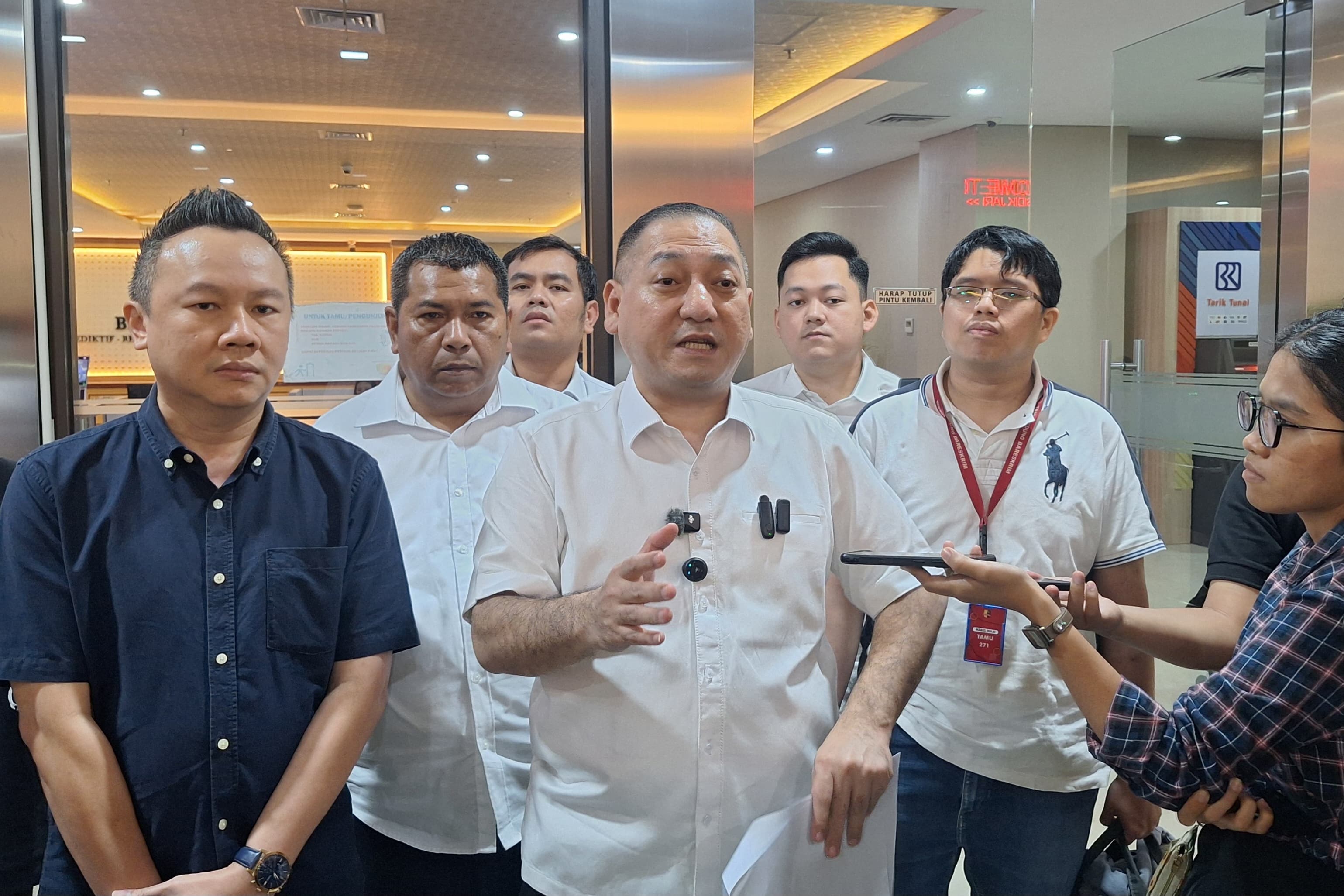 Beberapa korban ilegal akses pada akun sekuritas bersama pengacara Krisna Murti melapor kepada Bareskrim Polri. (Syahrul Yunizar/JawaPos.com) - Image