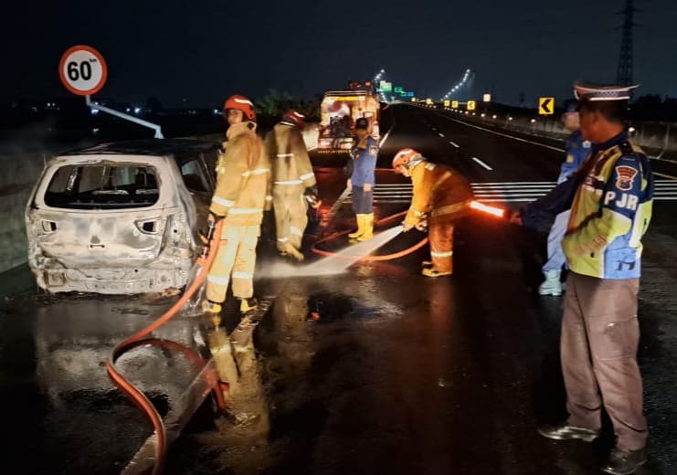 Alami Gangguan Kelistrikan, Mobil Ludes Terbakar Identitas Pengemudi Belum Diketahui karena Melarikan Diri - Image