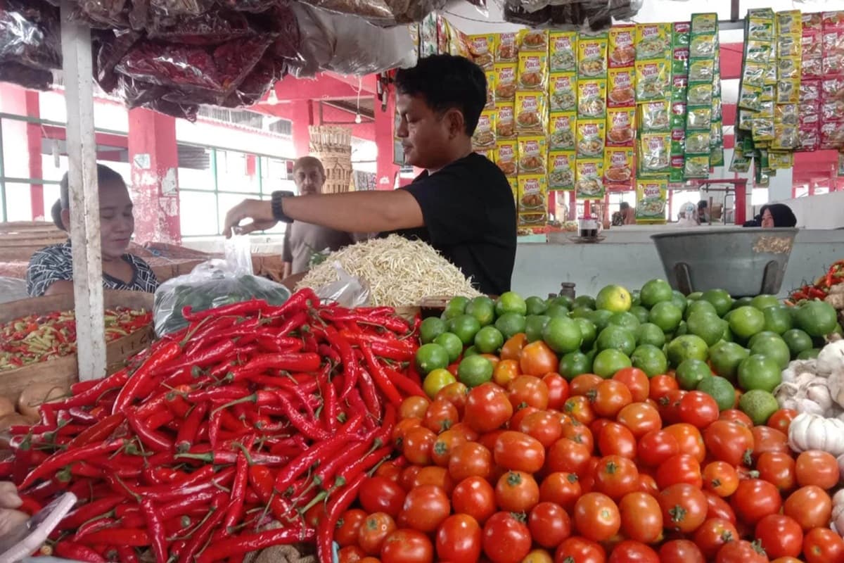 Harga Tomat dan Emas Melejit, Inflasi Jatim November 2025 Tembus 0,17 Persen - Image