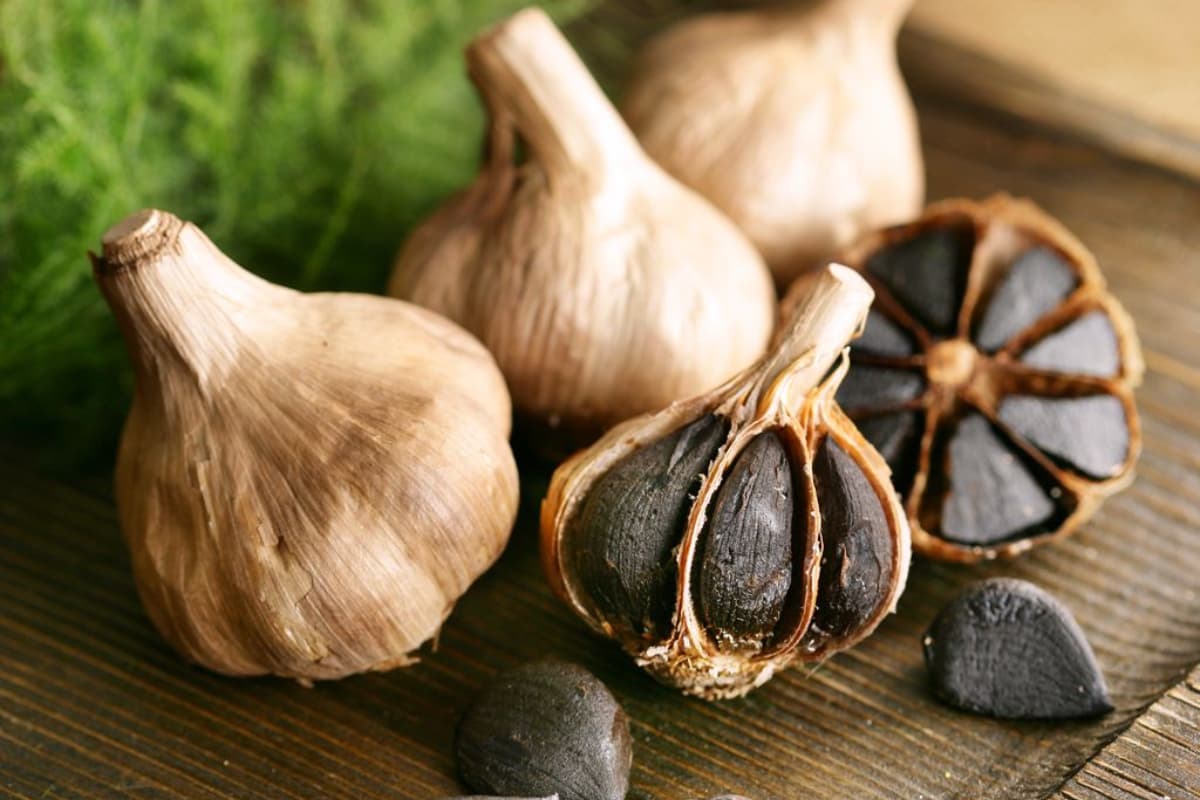 Tenang, Itu Bukan Busuk! Ini Dia Sejumlah Manfaat di Balik Gelapnya Warna Black Garlic untuk Kesehatan - Image