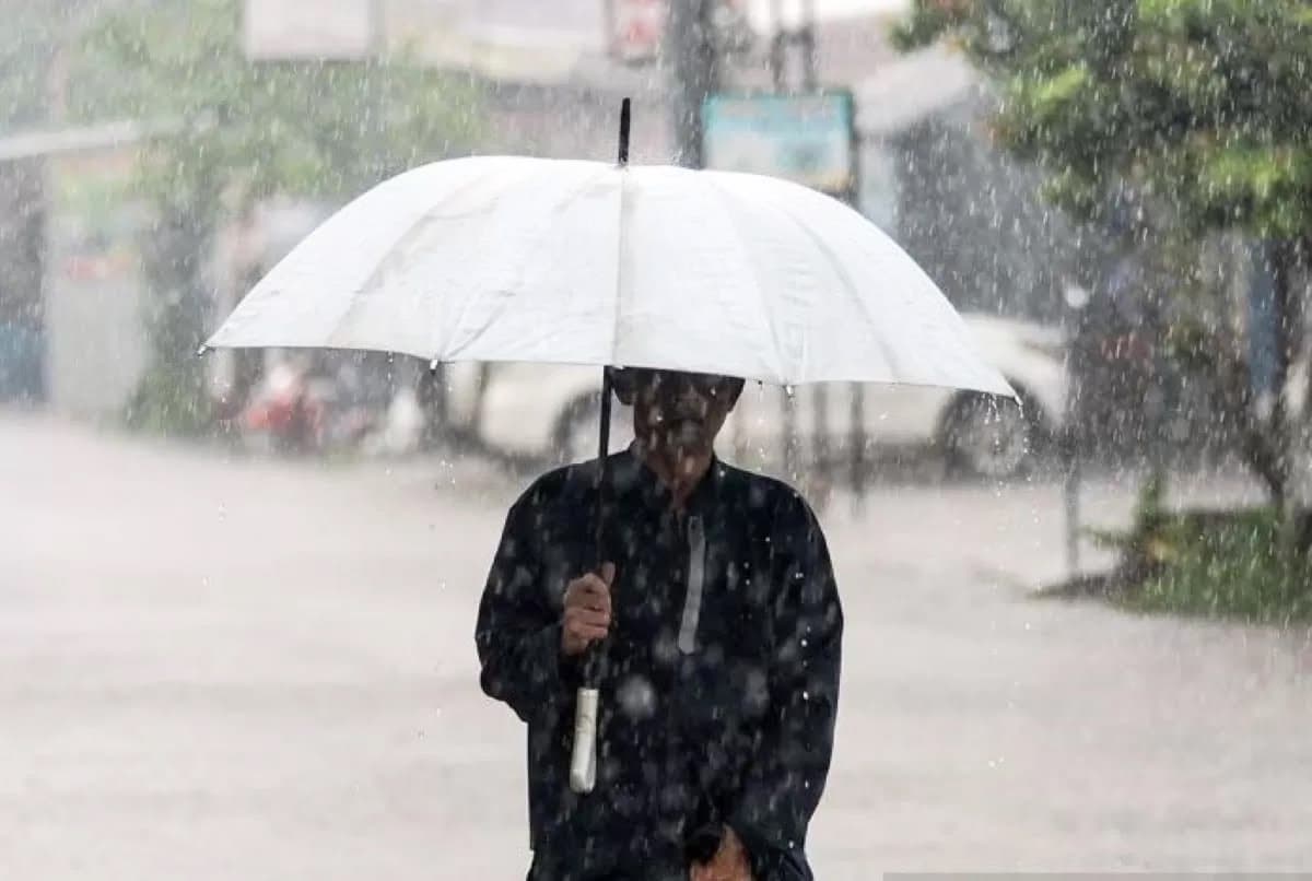 BPBD Waspada Cuaca Ekstrem Selama Libur Nataru Terutama di Wilayah Selatan Jatim - Image