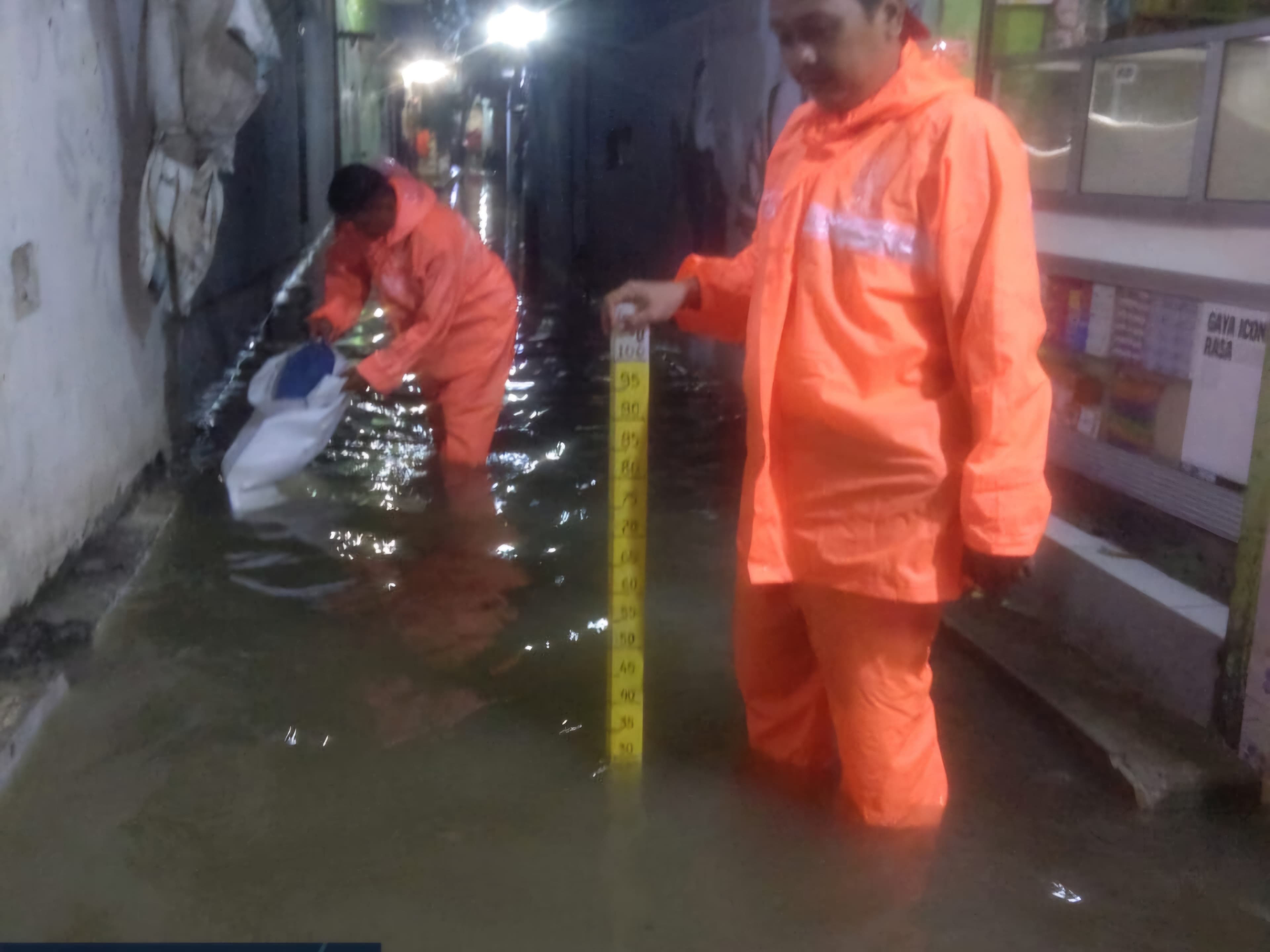 3 Gang di Pluit Masih Tergenang Rob Hingga Sebetis Orang Dewasa, Warga Diminta Waspada - Image
