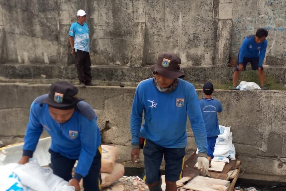 Tanggul Bocor di Muara Baru Ditambal Pakai 500 Karung Pasir - Image