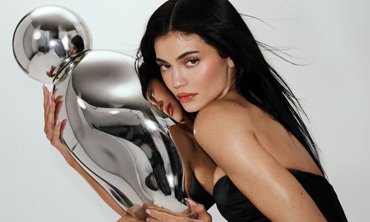 Kylie Jenner Jalani Terapi Usai Derita Nyeri Punggung Berkepanjangan Pasca Melahirkan - Image