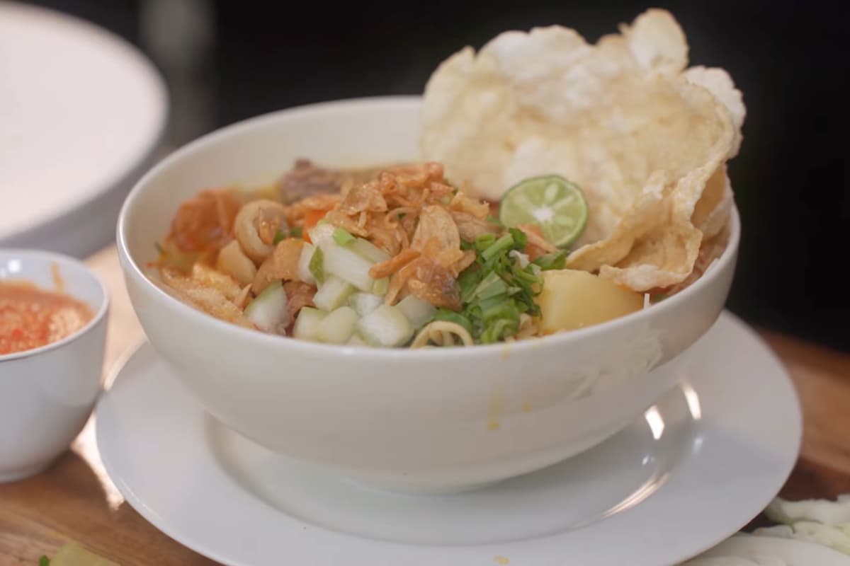 Jalan-Jalan ke Bogor? 6 Rekomendasi Kuliner Lezat Dekat Stasiun Bogor yang Wajib Kamu Coba Setelah Turun Kereta - Image