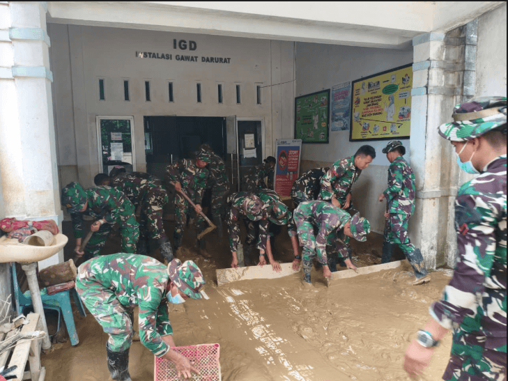 Potret Sebelum dan Sesudah RSUD Aceh Tamiang Dibersihkan oleh Para Prajurit TNI dari Kodam Iskandar Muda - Image