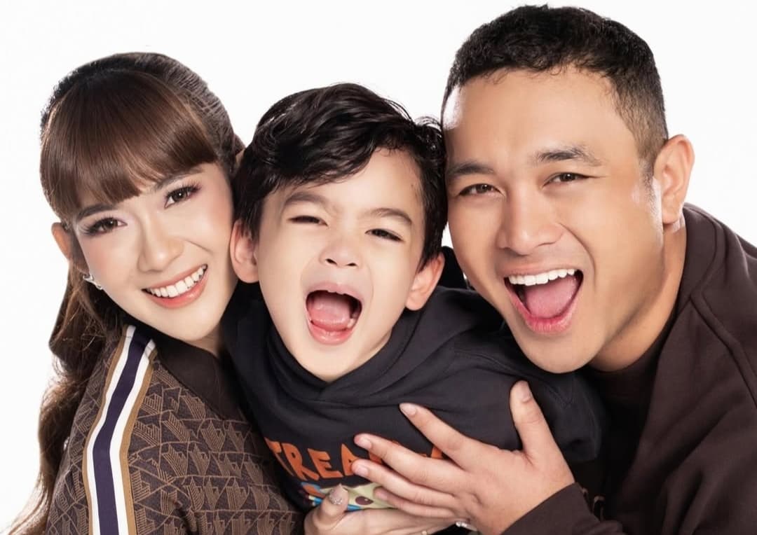 Gilang Dirga-Adiezty Fersa Berduka di Awal 2026, Anaknya Menangis Kehilangan Kakek - Image