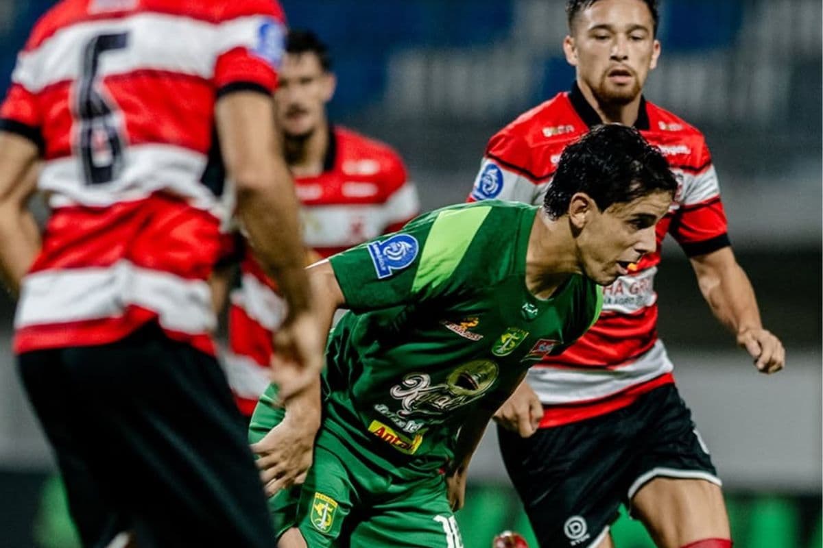 Derbi Suramadu Minim Peluang! Persebaya Surabaya Tahan Imbang Madura United 0-0 di Babak Pertama - Image