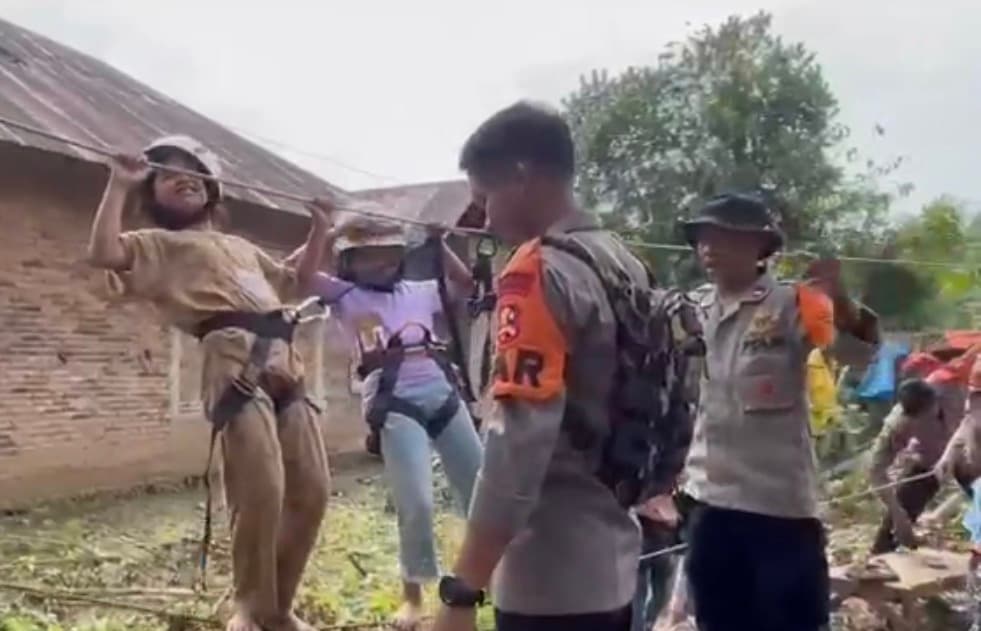Pendekatan Humanis Polri di Kayu Pasak, Trauma Healing Bantu Anak Bangkit Pascabencana - Image